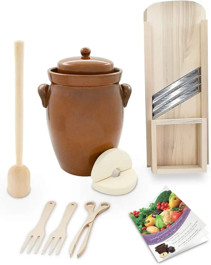 Nachhaltige Gärtöpfe im Vergleich: Das K&K Keramik Set 7 Liter Form 2 mit umfangreichem Zubehör aus Holz und Steinzeug.