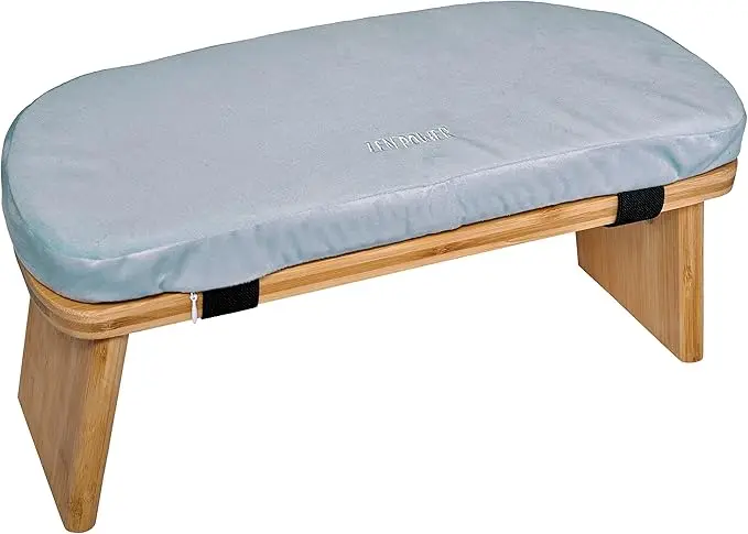 nachhaltige Meditationsbänke im Test: Die klappbare Zen Power Yoga Bench mit hellblauem Kissen.
