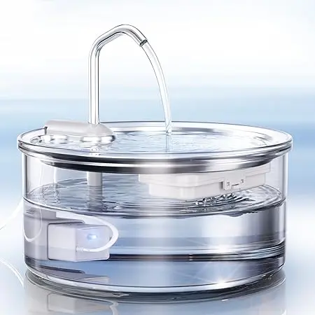 Nachhaltige Trinkbrunnen im Test: Transparenter Tomxcute Katzenbrunnen aus Borosilikatglas und Edelstahl.